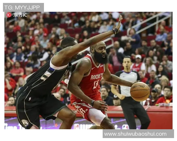 火箭队与雄鹿队激战正酣球迷热情高涨精彩瞬间回顾